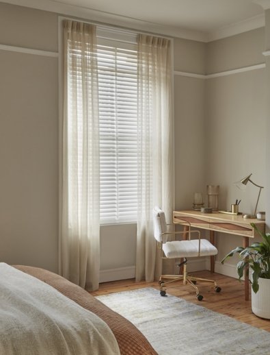 Gordijnen en jaloezieën: de kunst van stijlvol combineren