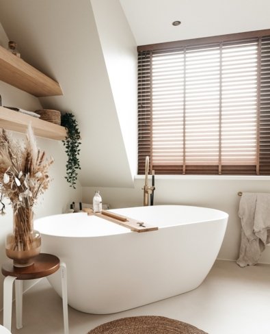 Raamdecoratie voor de badkamer: praktische en stijlvolle opties